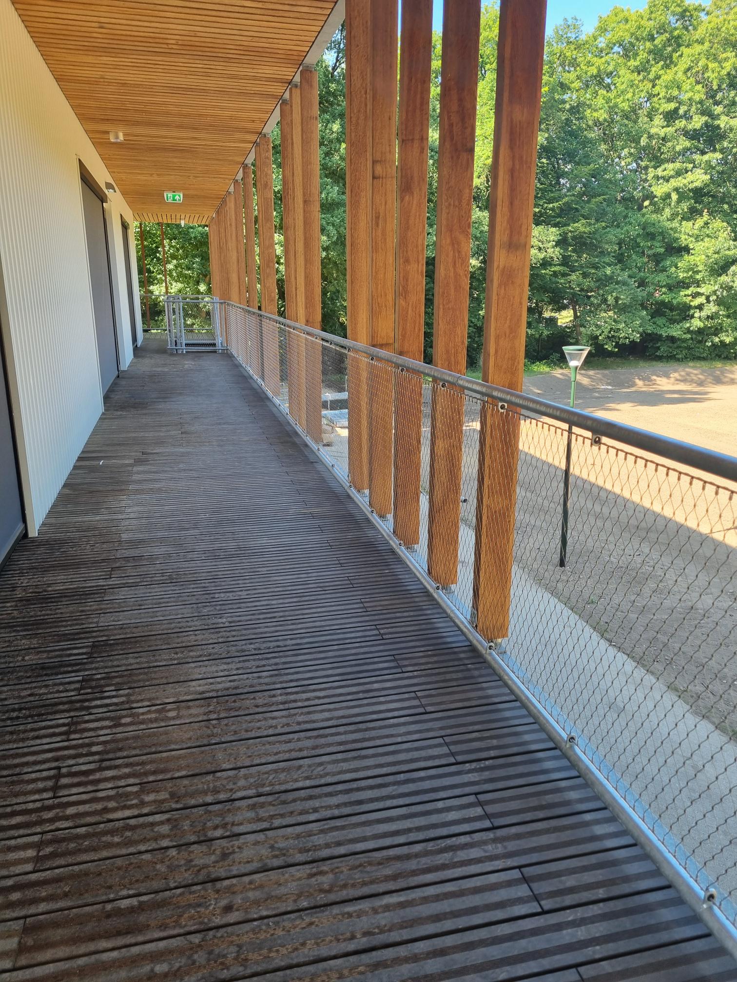 Veilige valbeveiliging met RVS staalkabelnetten in natuurlijke omgeving