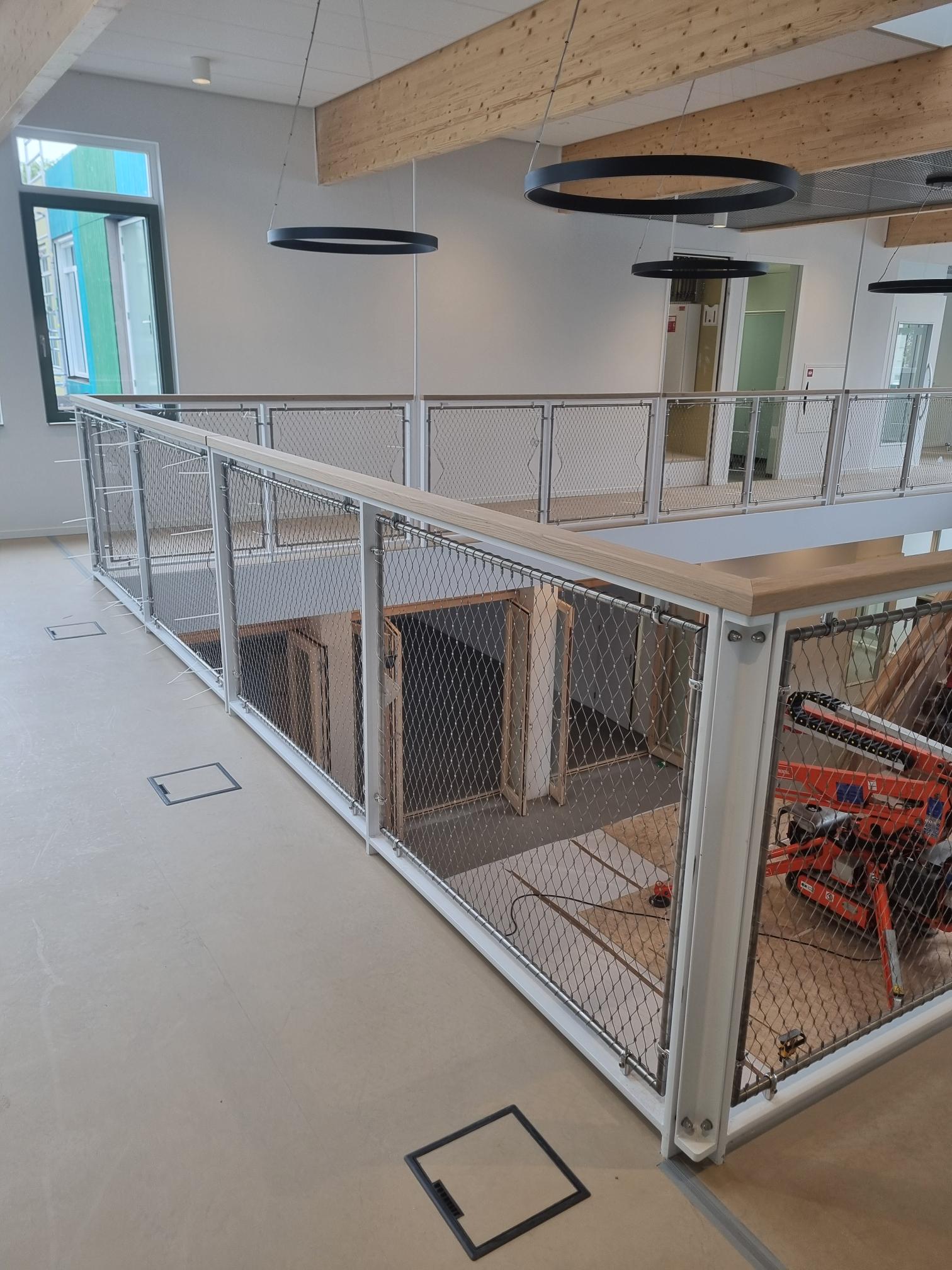 Transparante balustrade met roestvrijstalen staalkabelnetten