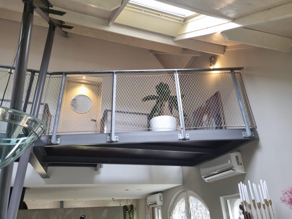 Balustrade woonboerderij voorzien van staalkabelnetten