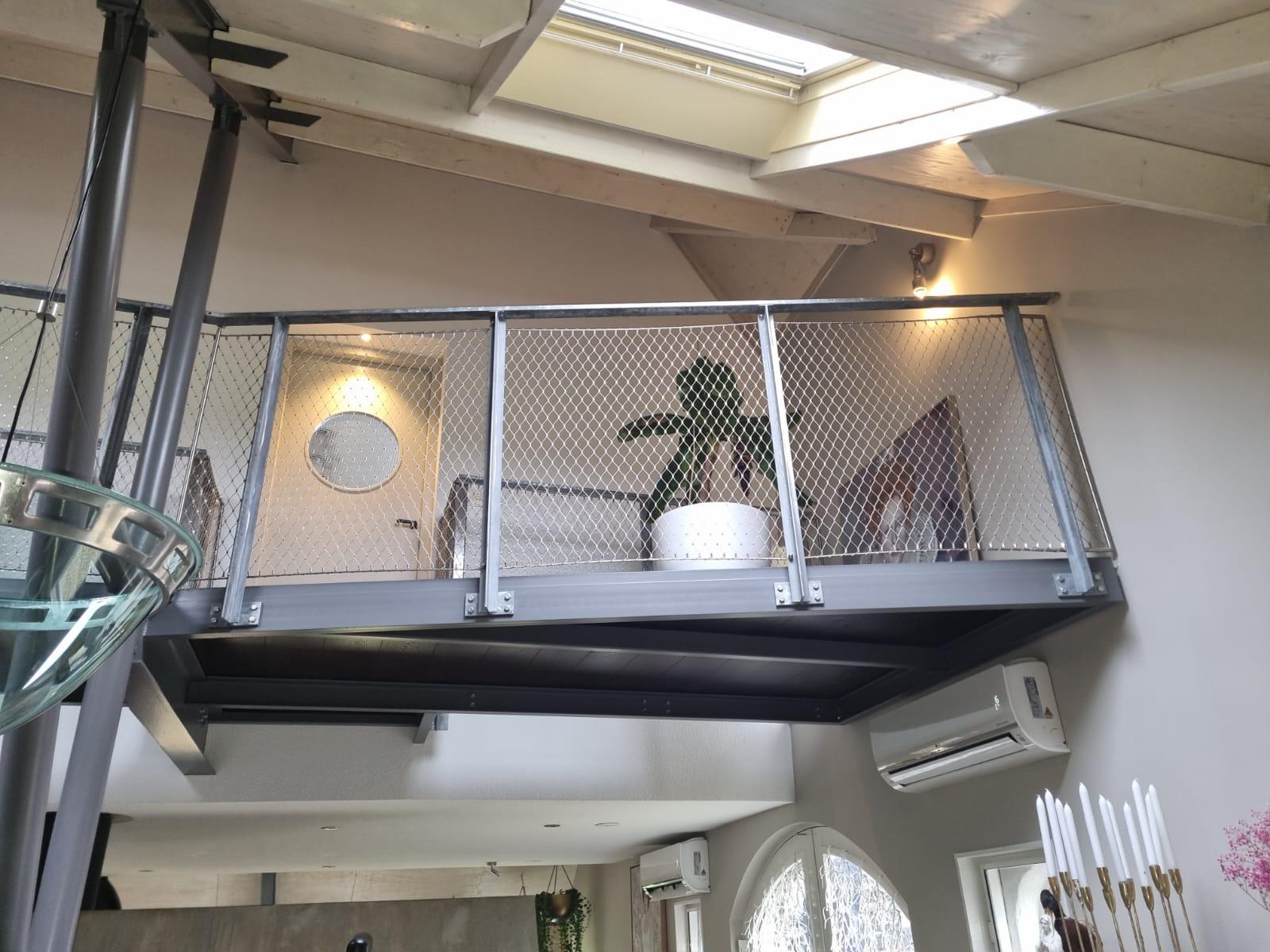 Balustrade woonboerderij voorzien van staalkabelnetten