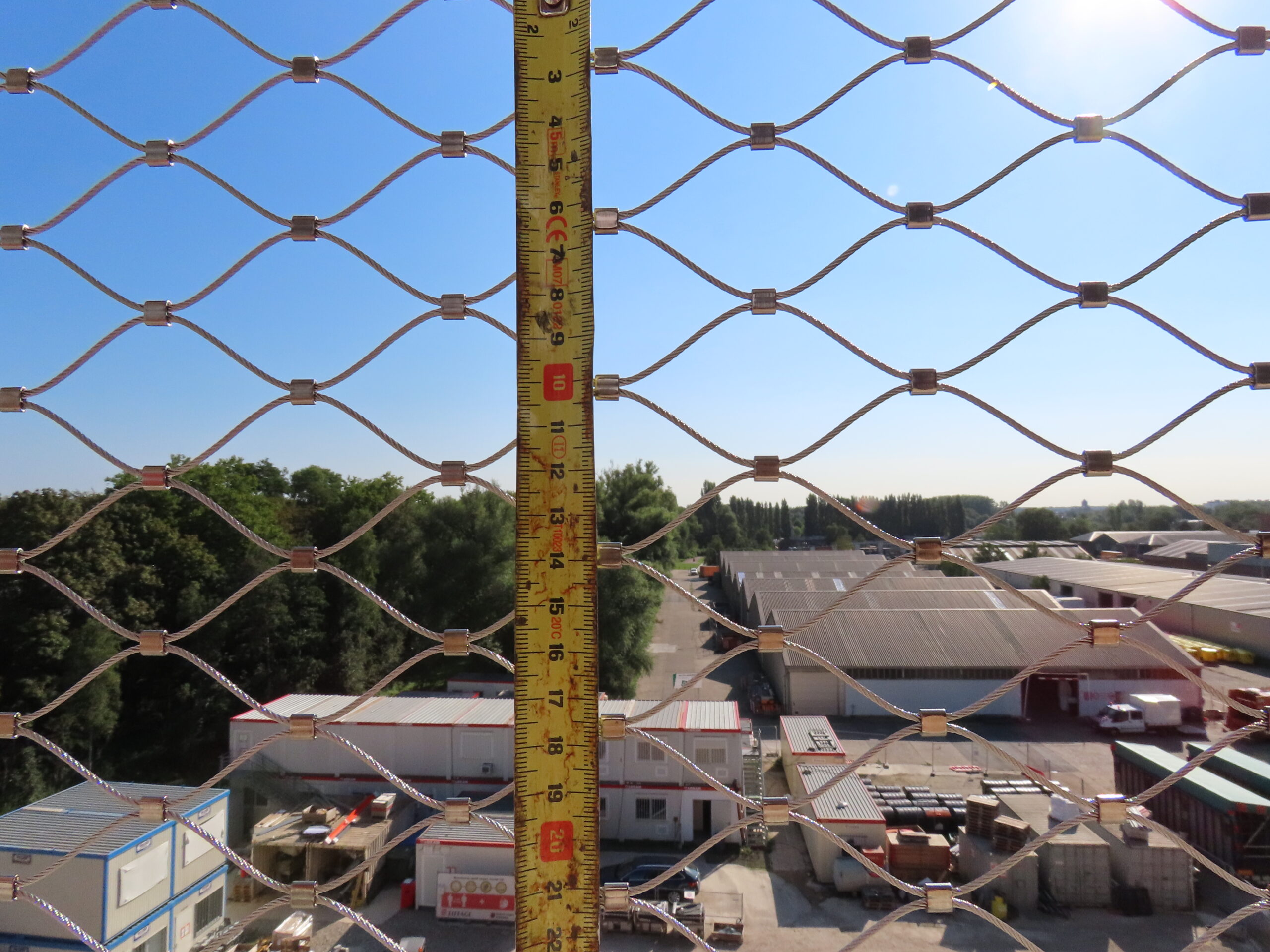 Detail van RVS staalkabelnetten bij hekwerk parkeergarage De Luchtbal
