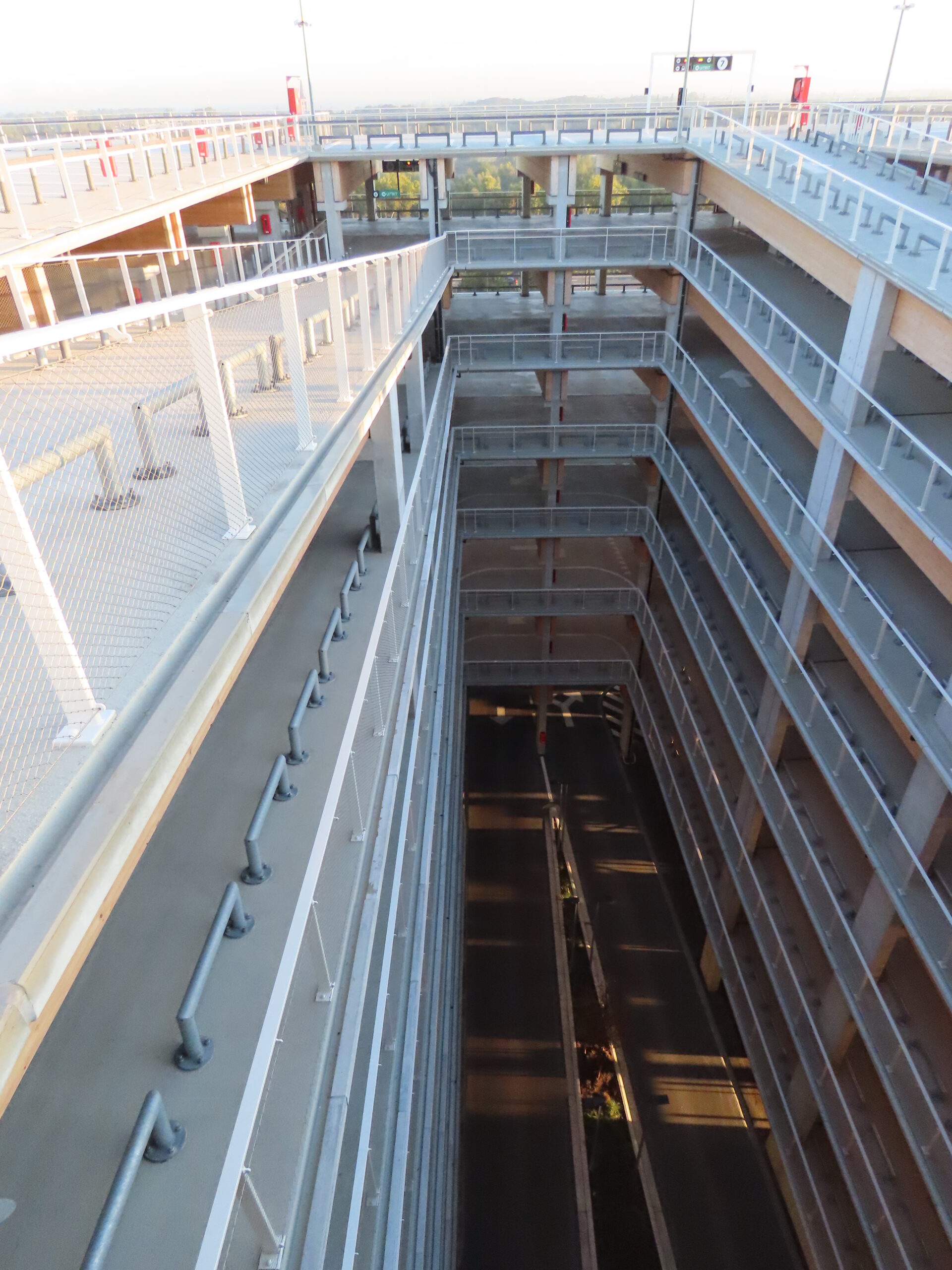 Staalkabelnetten parkeergarage De Luchtbal Antwerpen – RVS netten langs hellingbanen