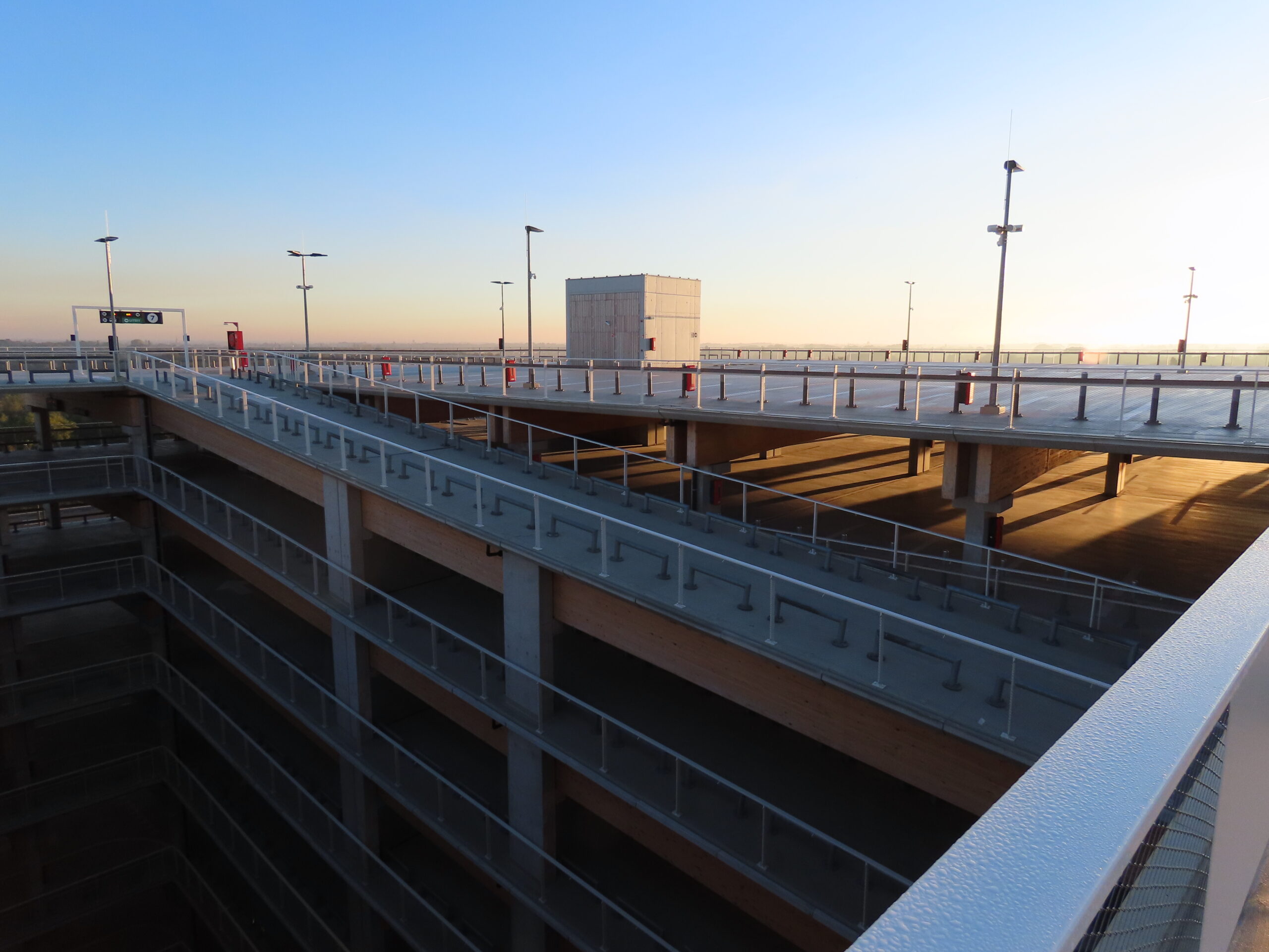 Overzicht van staalkabelnetten installatie in parkeergarage De Luchtbal Antwerpen