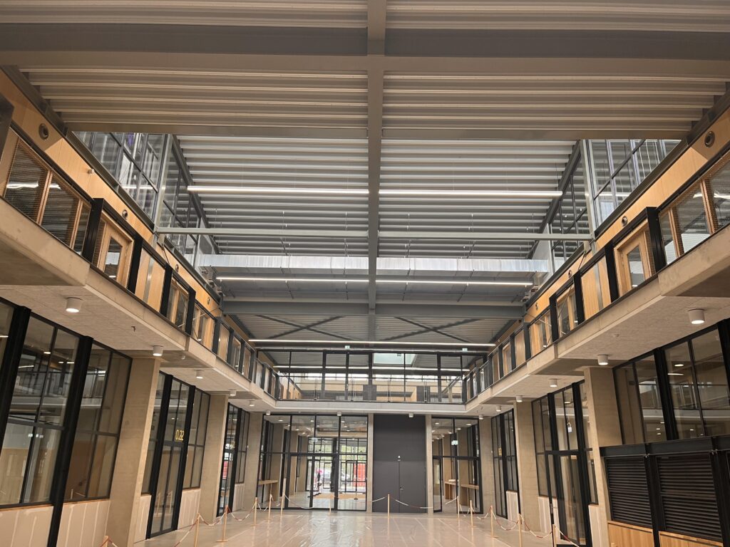 Gilde Vakcollege balustrade voorzien van staalkabelnetten