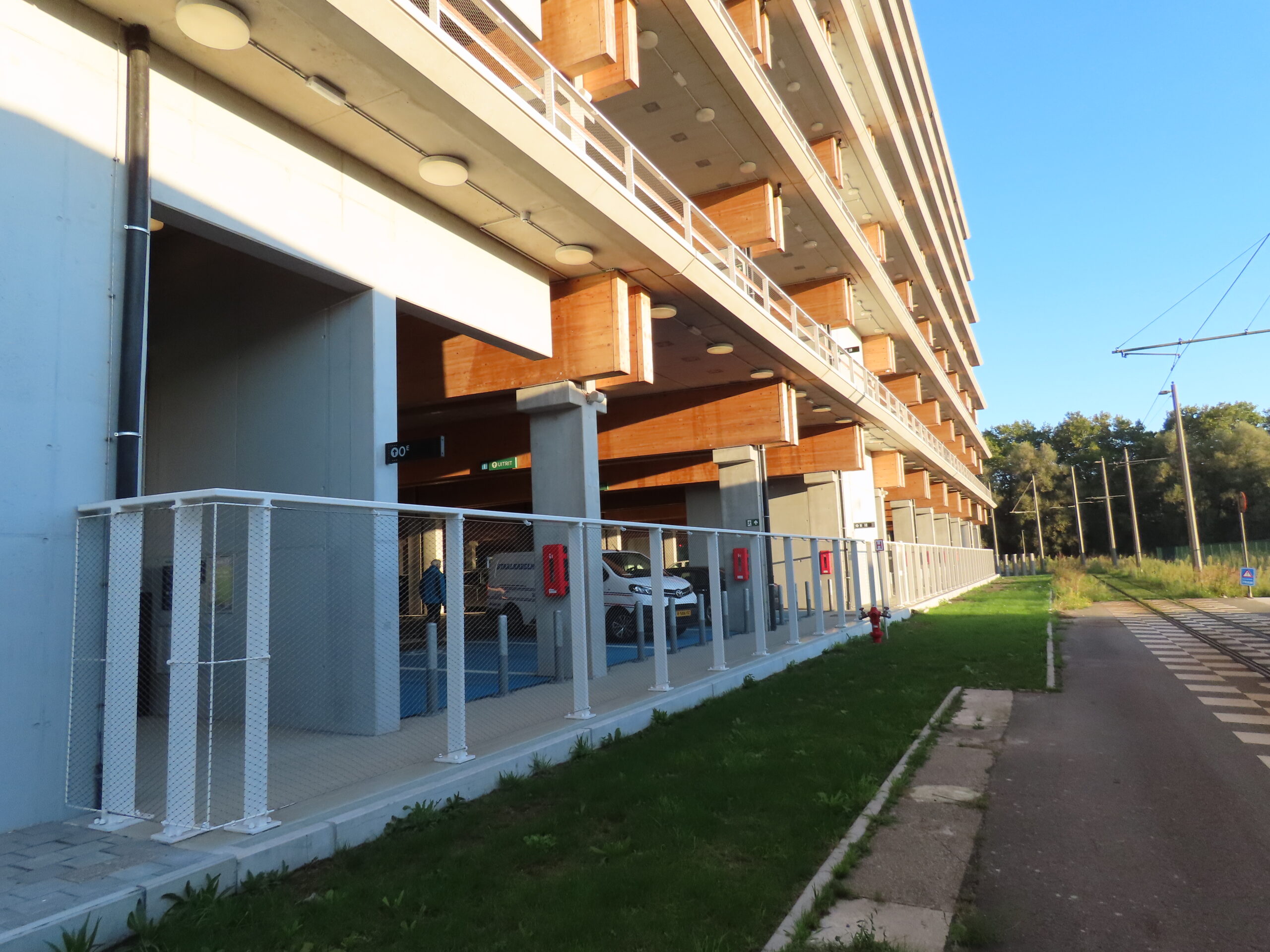 RVS staalkabelnetten toegepast in moderne parkeergarage in Antwerpen