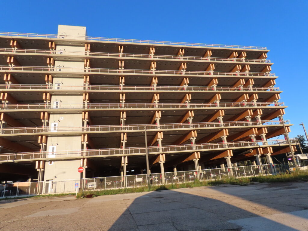 Duurzame RVS netten als valbeveiliging in Antwerpse parkeergarage