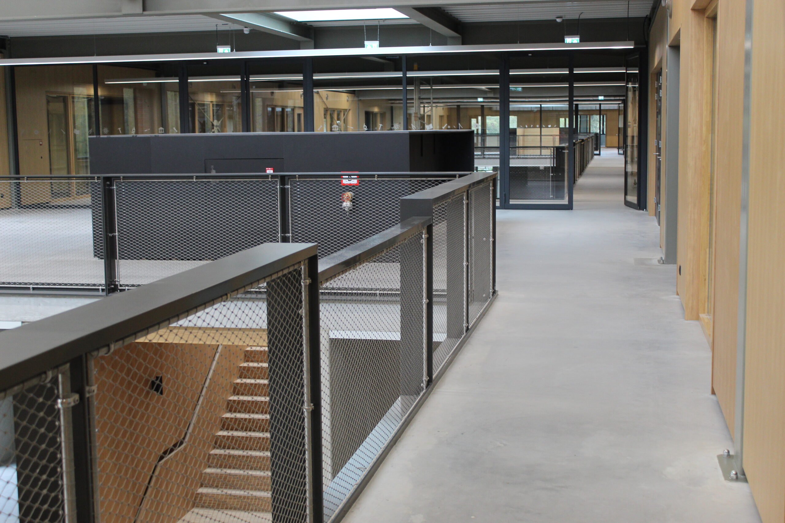 Staalkabelnetten balustrade Gorinchem onderwijsgebouw