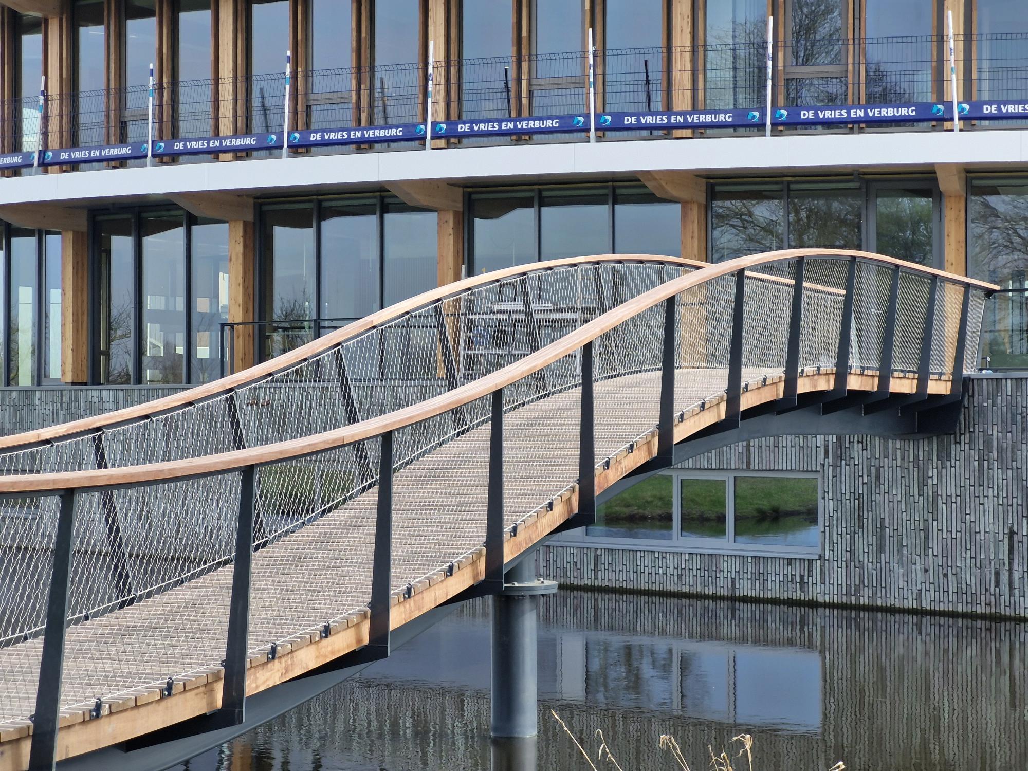Transparante balustrade met roestvrijstalen staalkabelnetten in Parel in de Polder