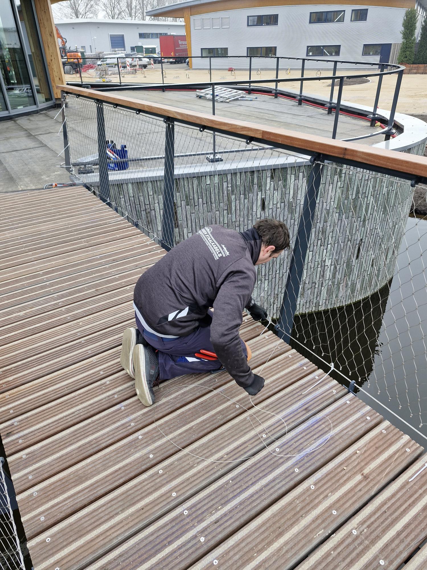 Installatie van staalkabelnetten bij Parel in de Polder door Jansen Staalkabels