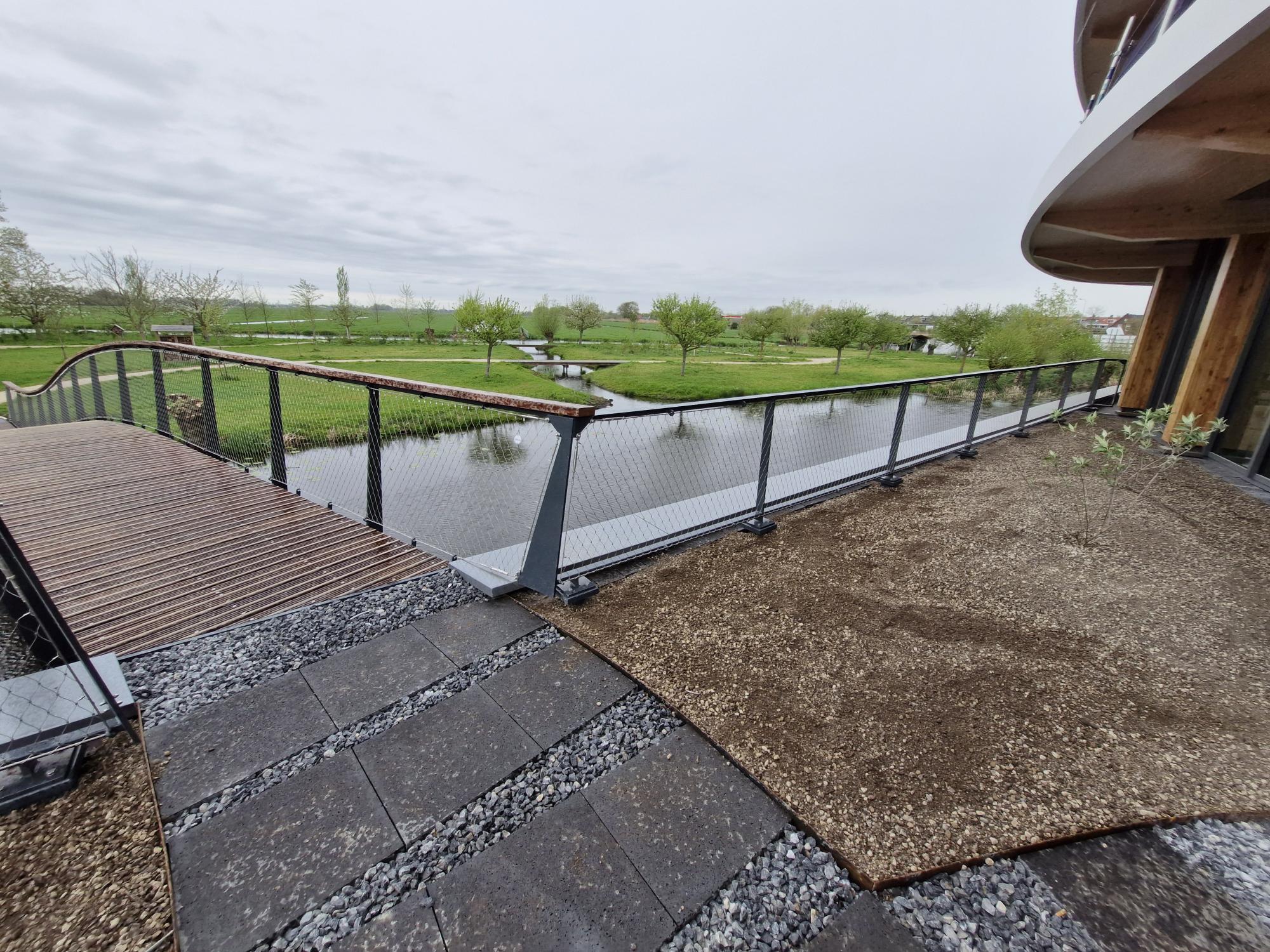 Veilige valbeveiliging met RVS staalkabelnetten in natuurlijke omgeving