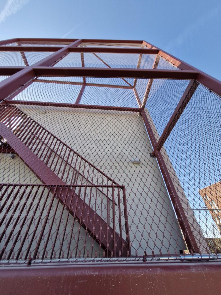 Duurzame mobiliteitshub SmartDock WijCK met RVS staalkabelnetten